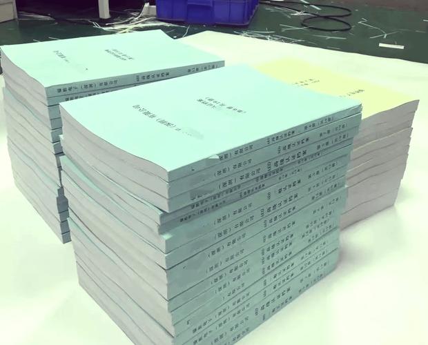 制造企业招投标开标现场堆叠的纸质标书