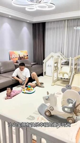 家长在客厅地板上引导宝宝扶着软垫练习爬行的真实场景