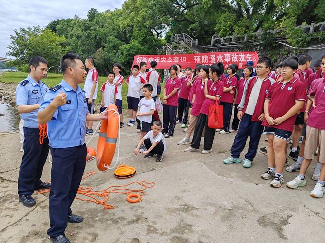 教师带中小学生实地识别危险水域教学现场