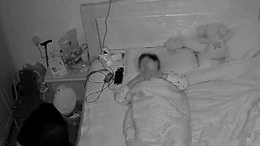 青少年深夜在被窝偷玩手机父母开灯抓包瞬间