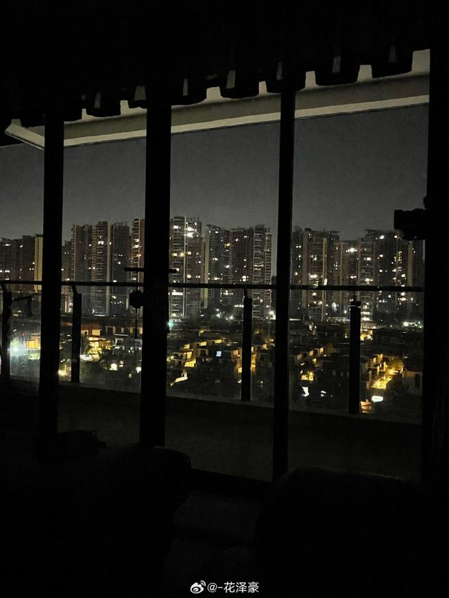 天台破沙发夜景城市灯光