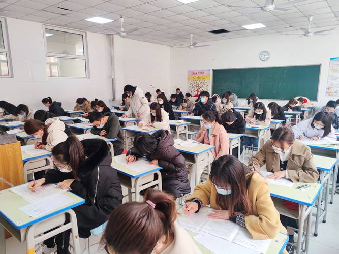 高中教室升学备考刷题场景