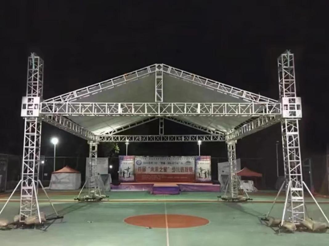 社区广场临时搭建的杂技演出钢架道具