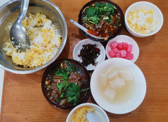 重庆武隆碗碗羊肉配米饭餐食图