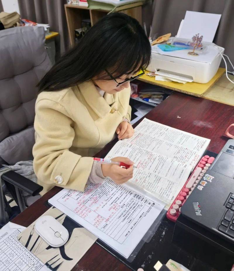 中学教室学生上课记笔记实拍