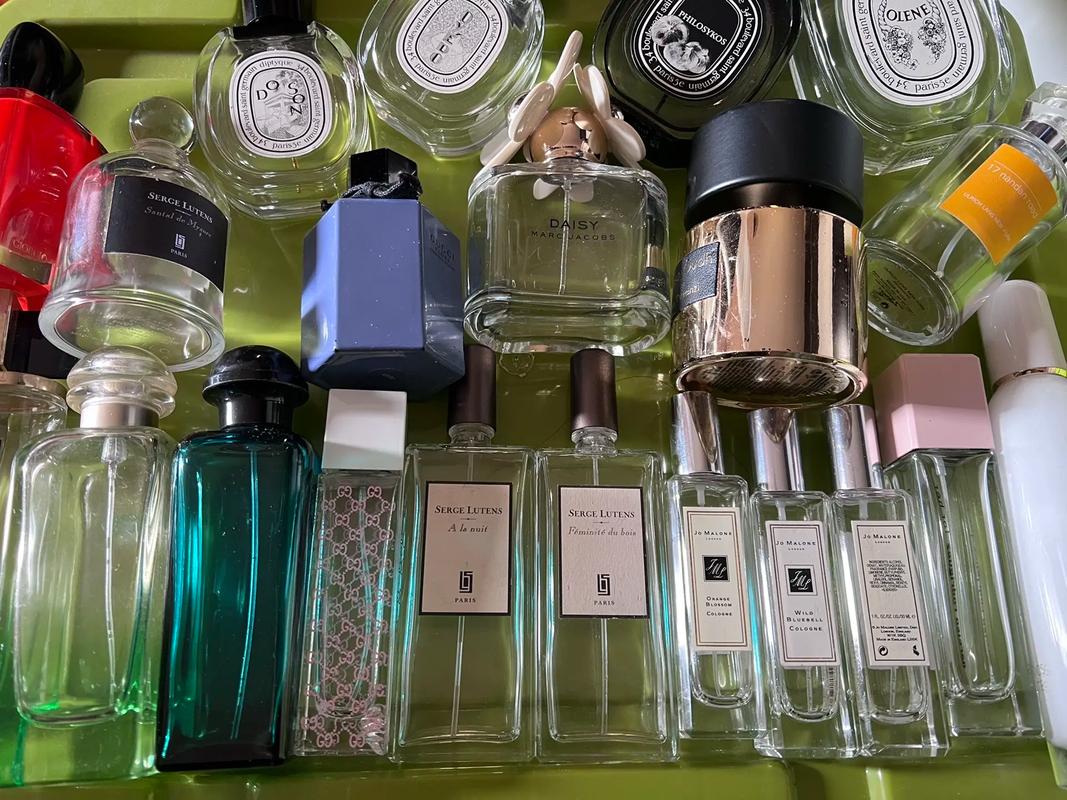 放在棉麻白衬衫上的平价透明香水瓶实拍