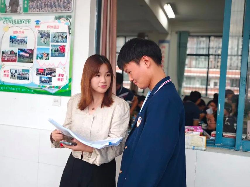 教师走廊和学生单独谈话场景