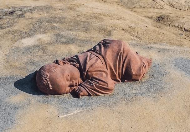 婴儿趴在地上玩晾衣夹和漏勺