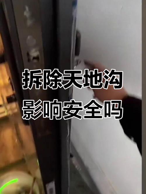 装修师傅正在切割防盗门多余的天地钩