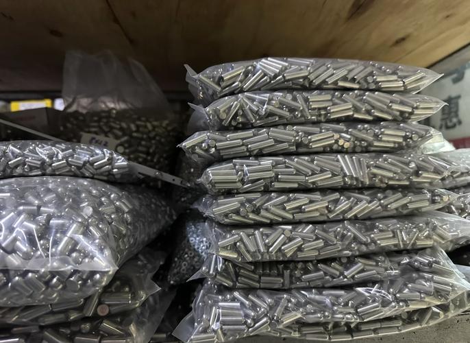 制造工厂杂乱堆放的螺栓库存