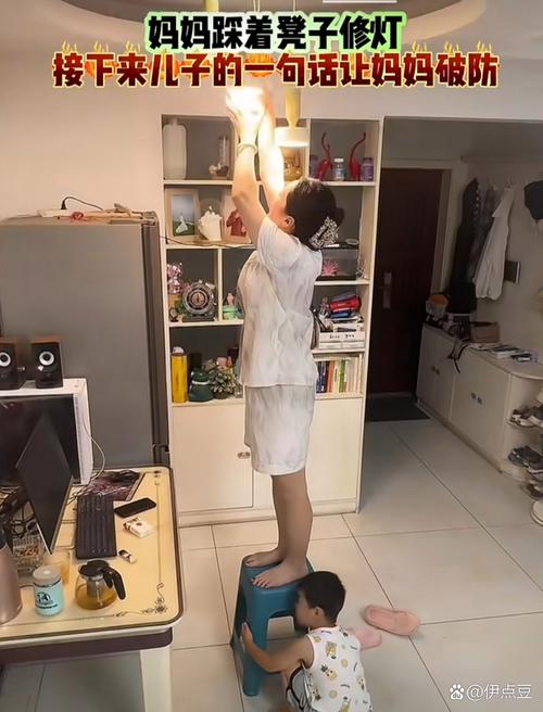 高处换灯泡,踩凳子真的稳吗