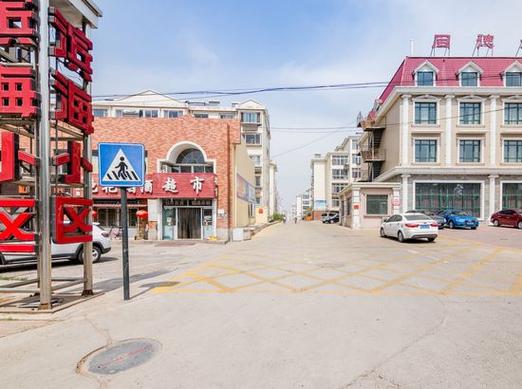 北戴河刘庄民宿临街小店傍晚营业实景