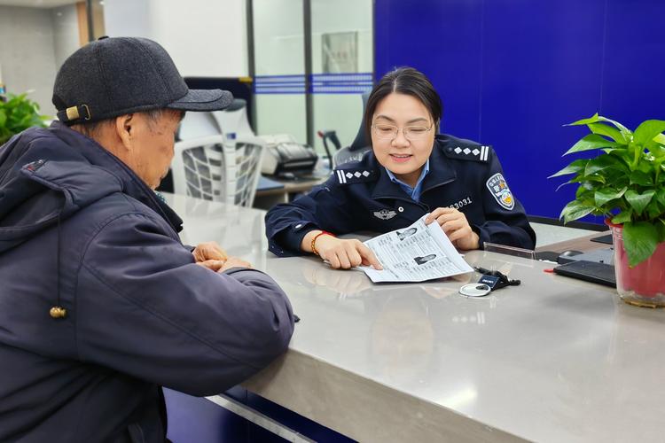 派出所报案窗口群众提交证据实拍图