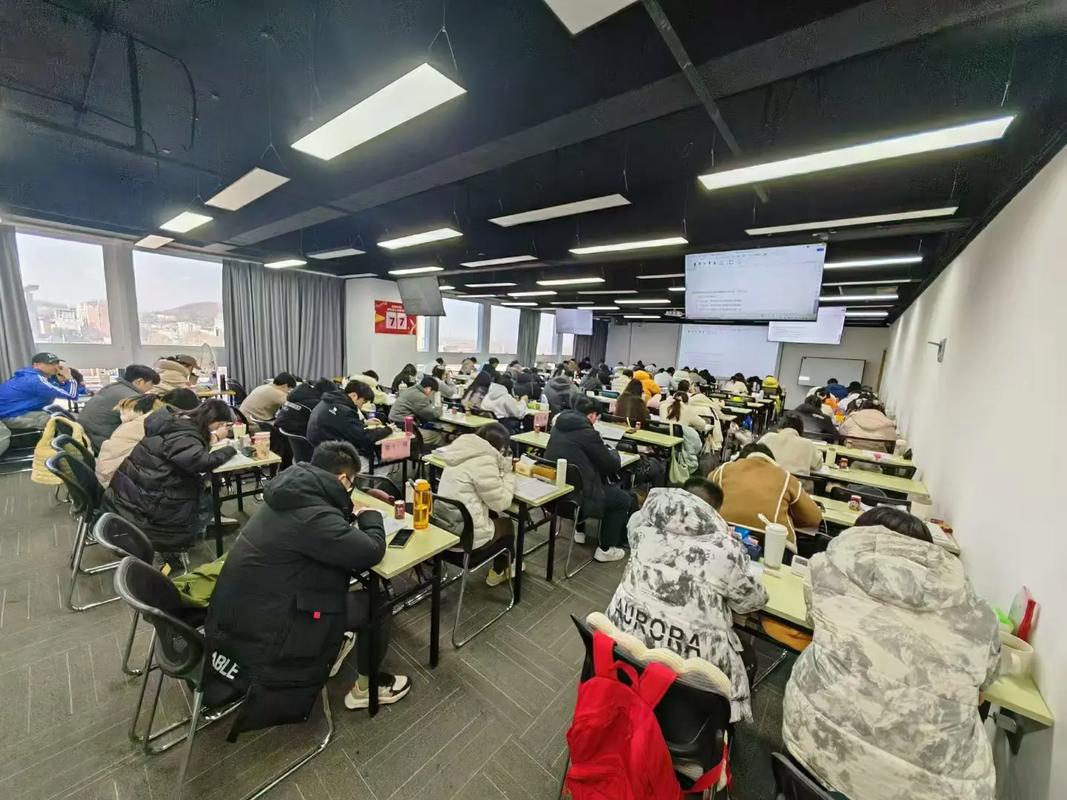 公务员考试线下培训班课堂，学员埋头做题