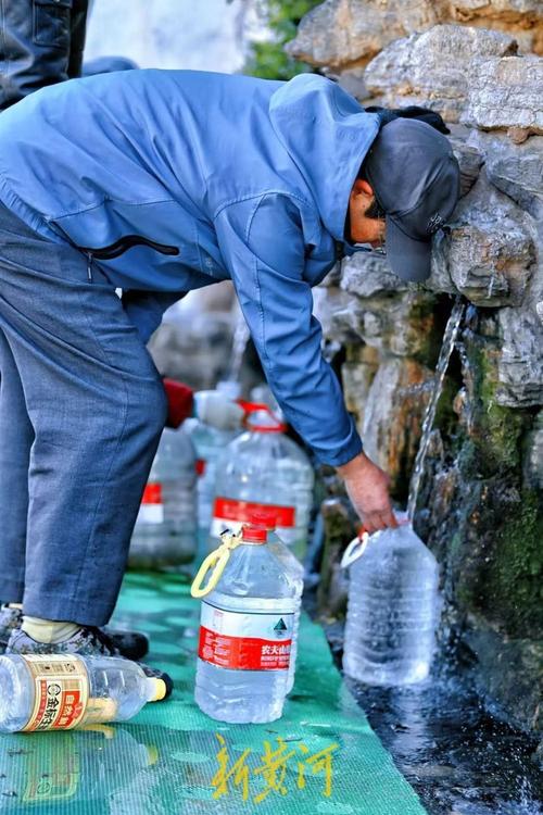 黑虎泉市民打水