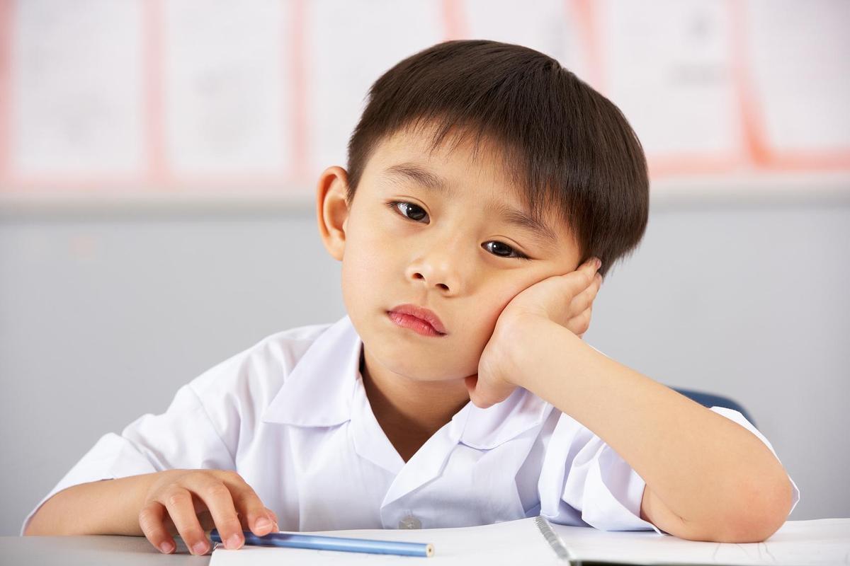 小朋友坐在少儿兴趣班教室发呆走神