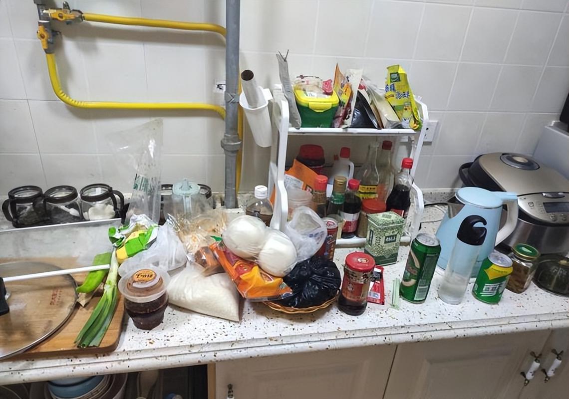 整理厨房时全部物品掏出来摊在餐桌的场景
