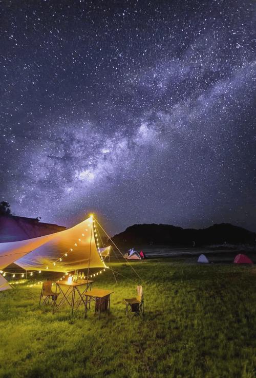 郊野户外露营草地星空实拍图