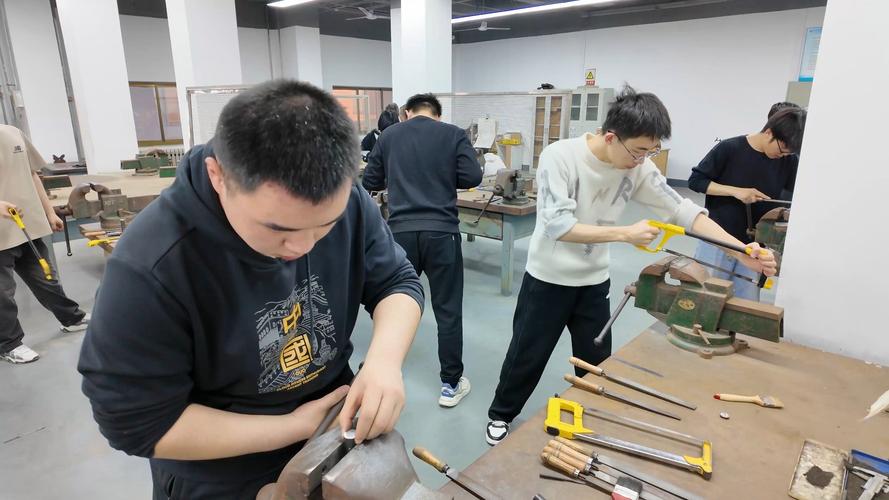 高校金工实习车间学生制作砂型成品实拍