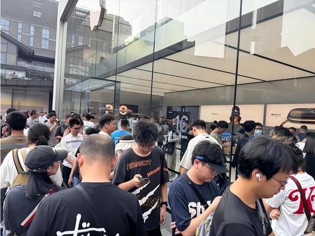 手机发售首日排队人群与黄牛交易场景
