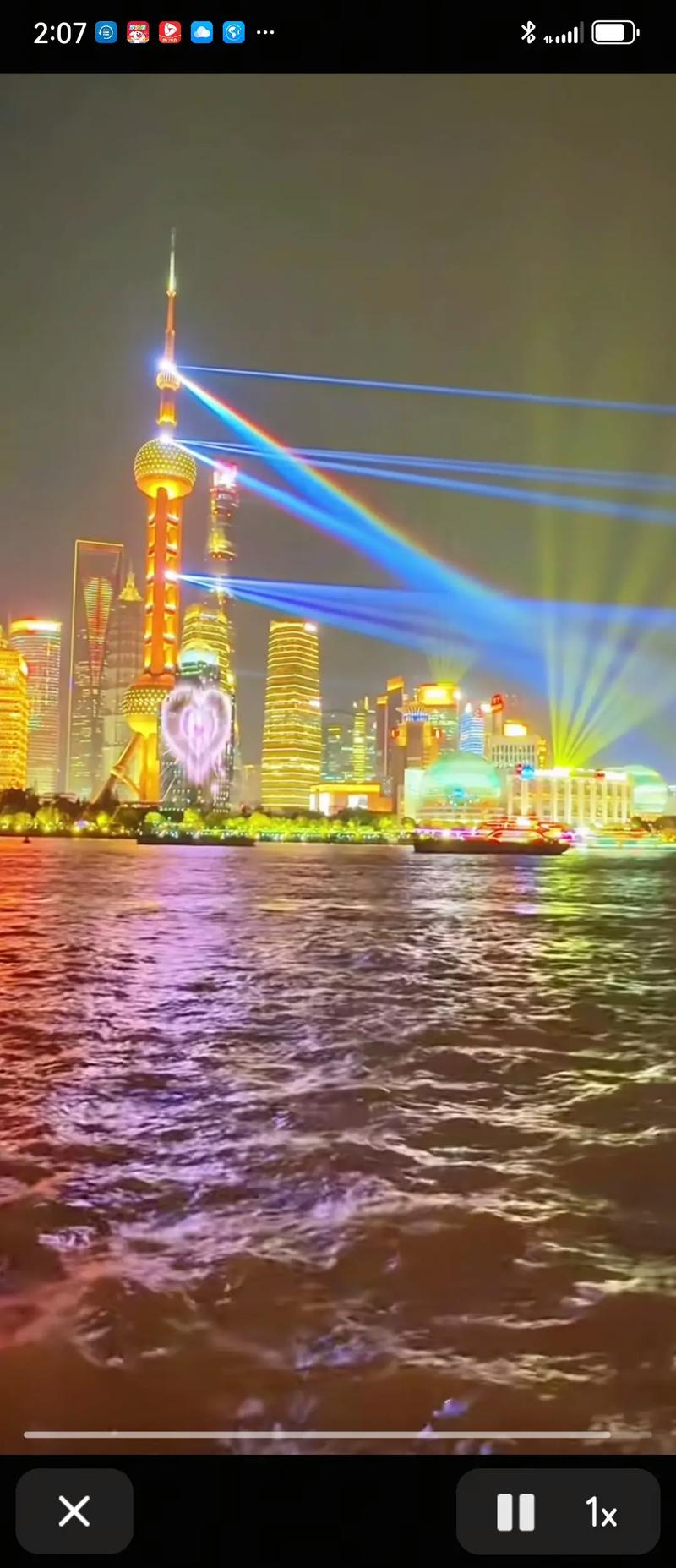 外滩灯光秀与荧光手环