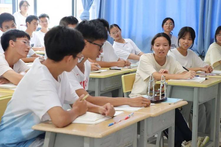高中生涯规划课堂小组讨论热烈