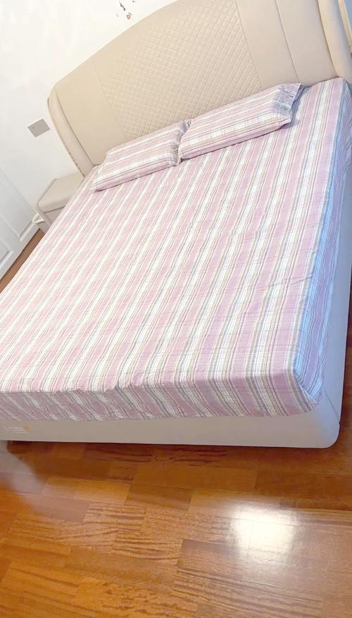 江南老宅卧室靠窗潮乎乎粗布被褥