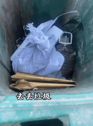 育儿书籍被扔进垃圾桶的特写镜头
