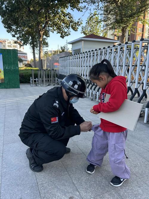 制造工厂保安给来访员工小孩递棒棒糖