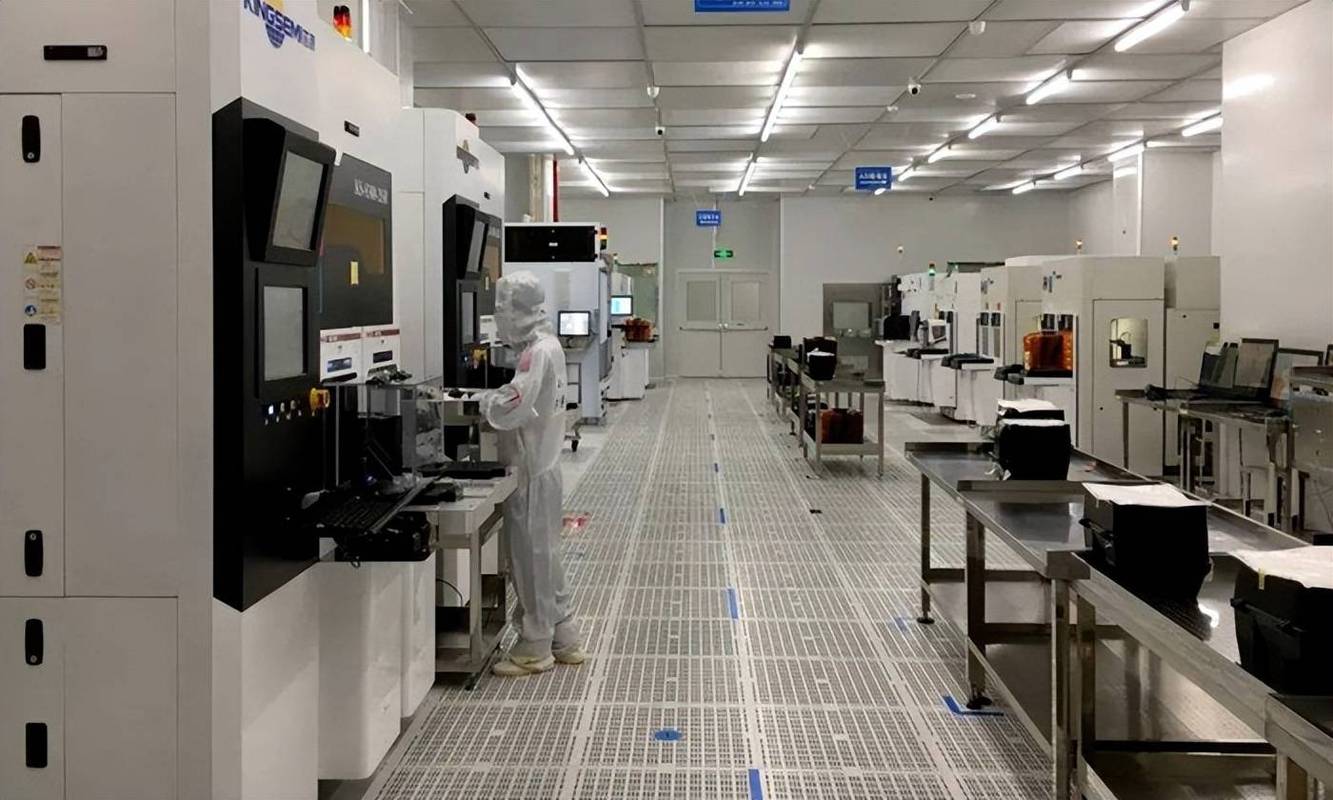 半导体洁净车间中技术人员正在操作光刻机设备