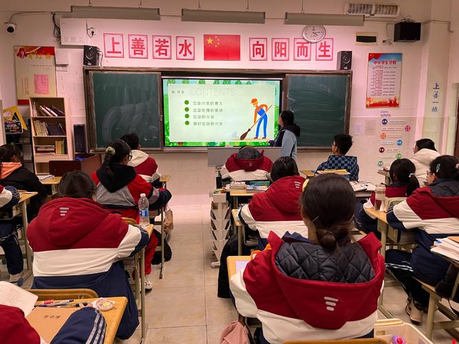 班会课上学生围坐写班规便签的现场