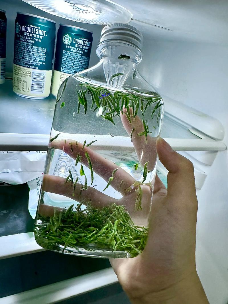 玻璃瓶里冷泡的绿茶,瓶身挂着水珠,透着清凉感