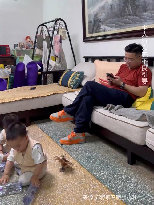 亲子户外活动角落低头刷手机的父亲