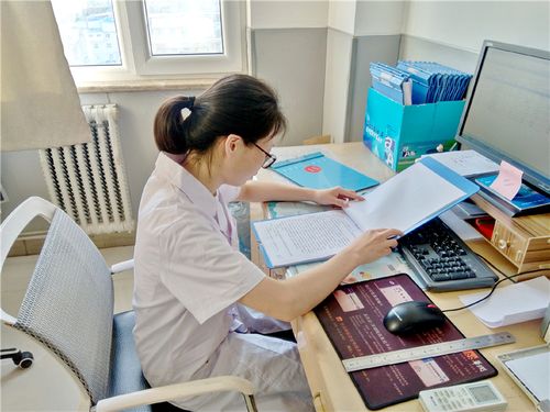 保险理赔审核人员查看纸质病历资料场景