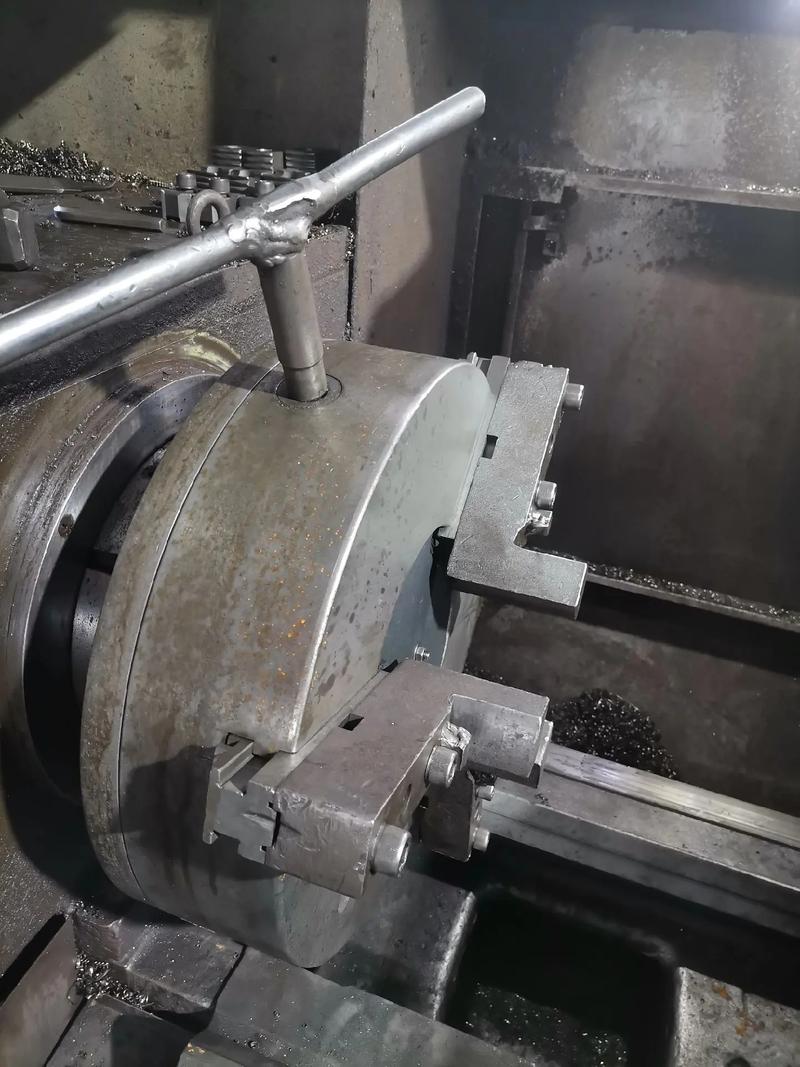 车工师傅操作前检查车床卡盘扳手现场图