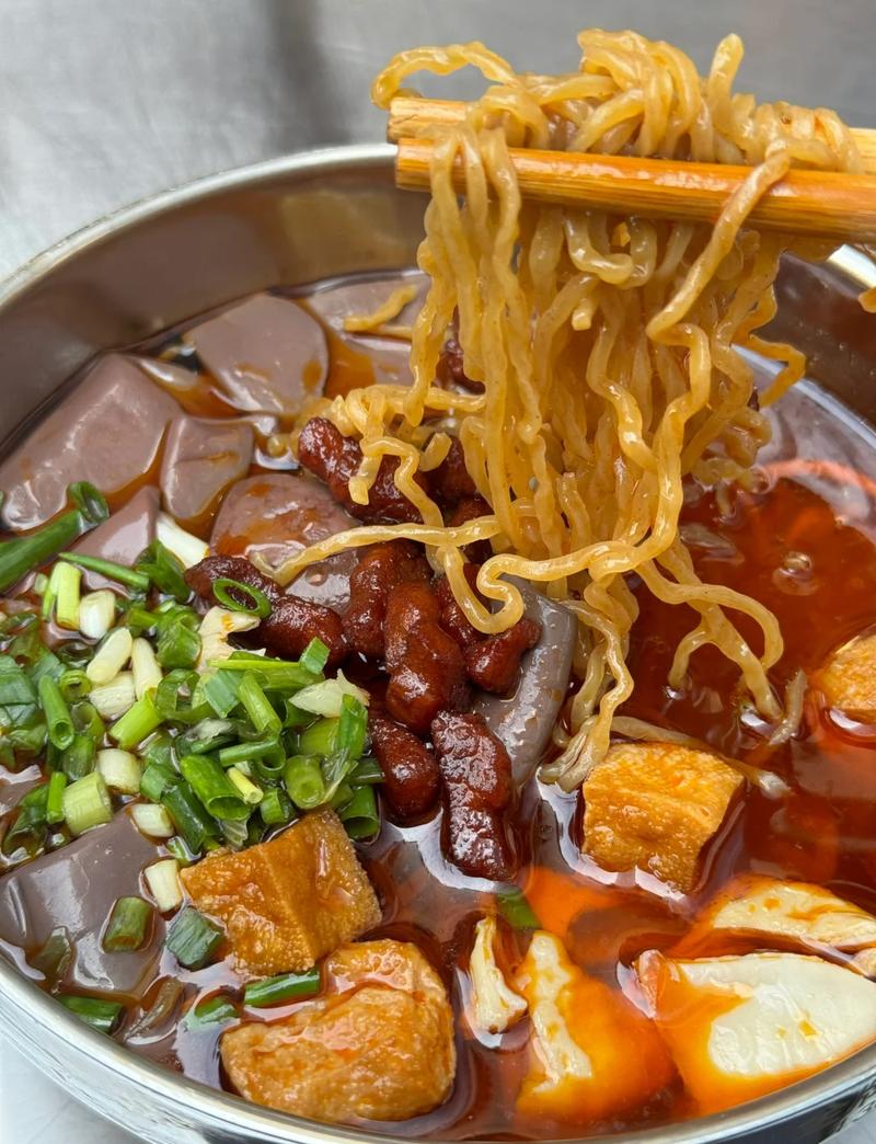 蔡家街肠旺面碗里散碎血旺特写
