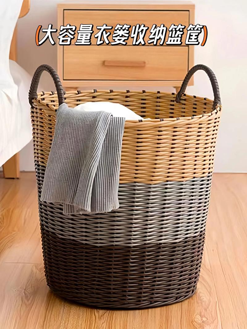 卧室角落藤编脏衣篮