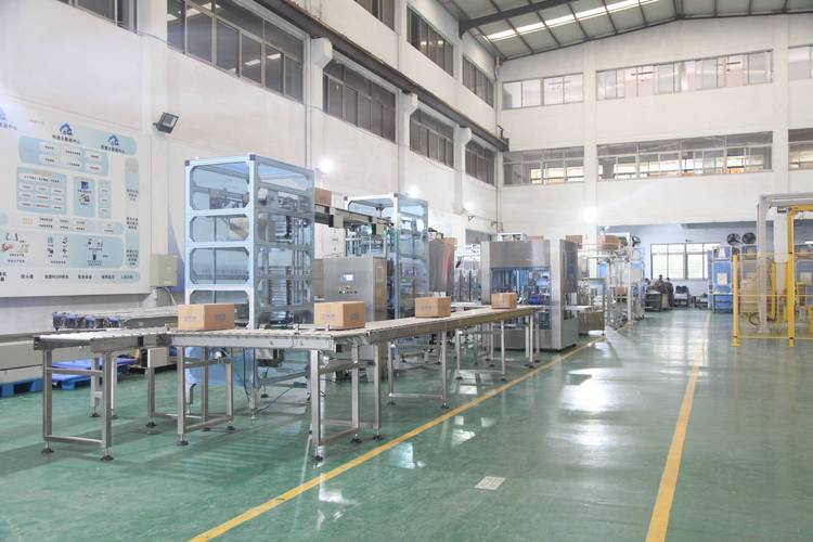 工厂车间商用真空包装机生产实拍