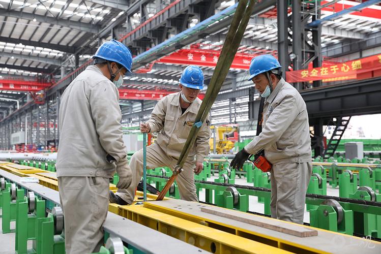 上海外高桥造船基地工人作业工伤咨询场景