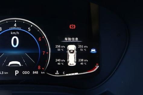 车主熄火后检查汽车轮毂温度实景图