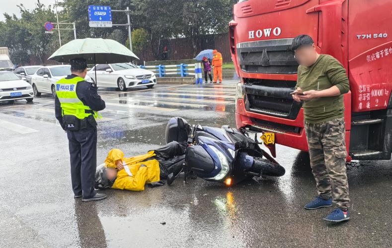 外卖骑手雨天送单交通事故现场照片