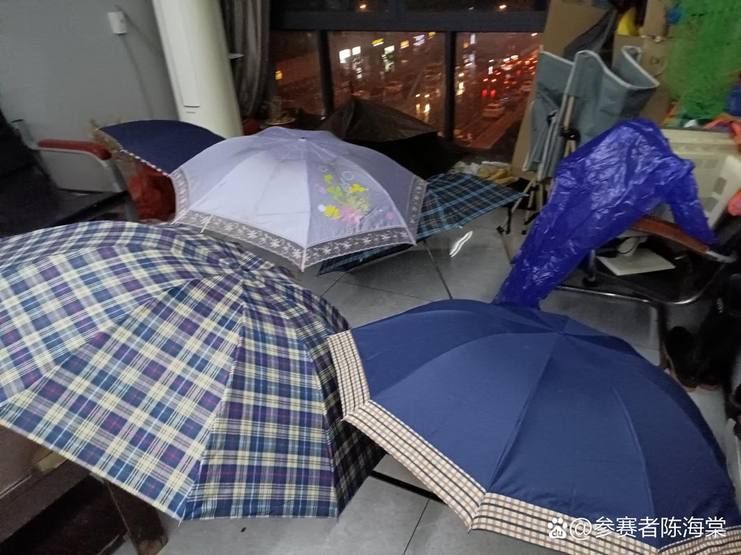 梅雨季玄关乱堆湿雨伞场景