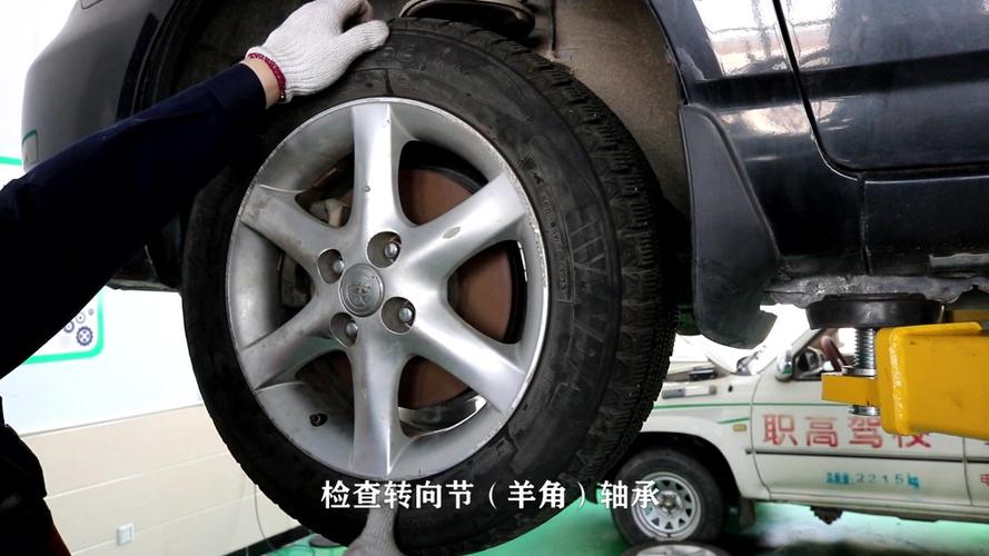 车主徒手检查汽车前轮羊角旷量实拍