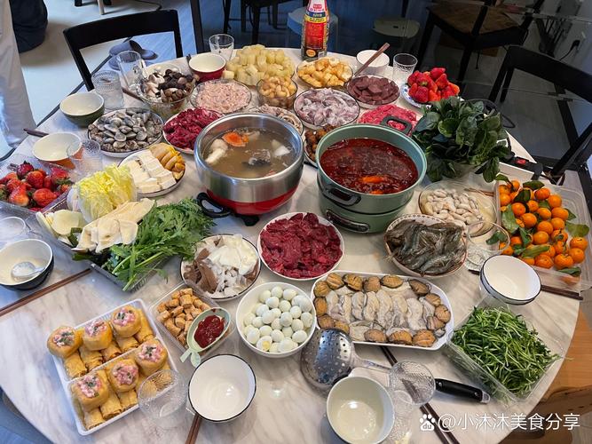 家庭餐桌上摆满火锅菜品的日常场景