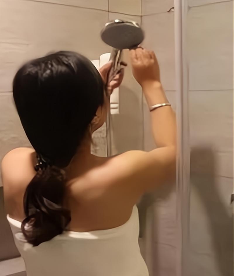 出租屋浴室睡前女生洗脸场景