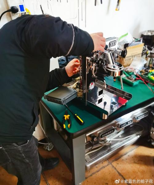工厂车间父亲手把手教孩子使用工具