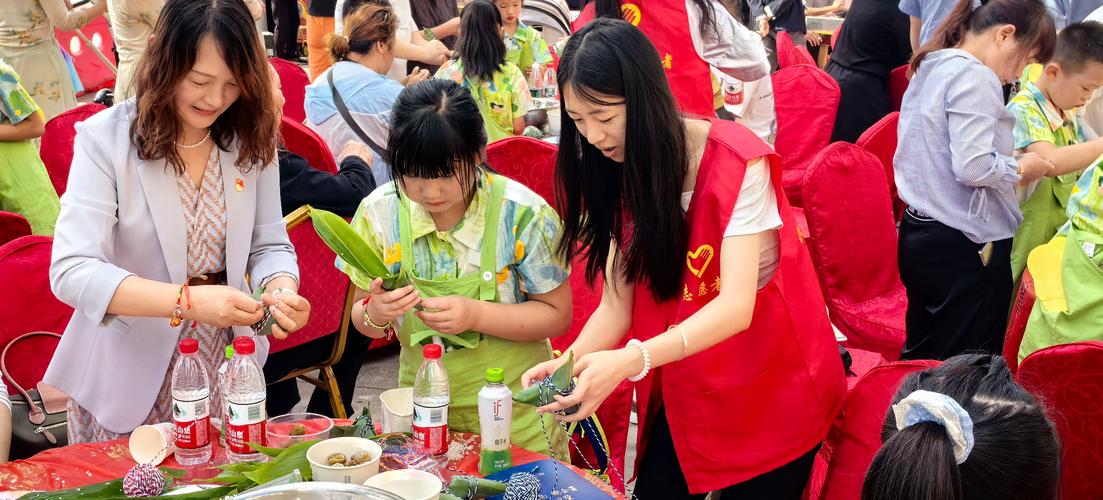 小朋友当社区活动志愿者发粽子叶子场景