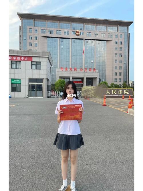 法院门口咨询问题的录取通知书学生