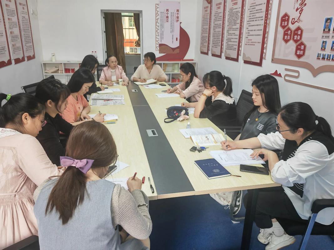 教研活动现场教师分组研讨