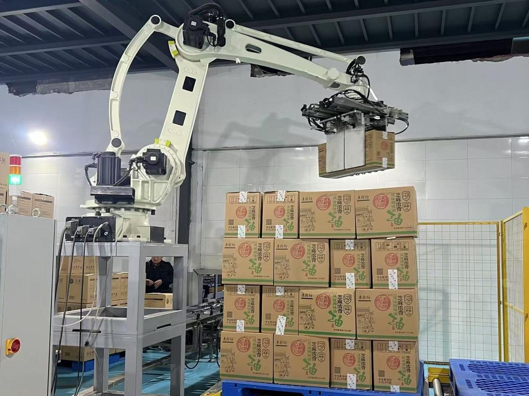 食品生产线机器人码垛现场作业图